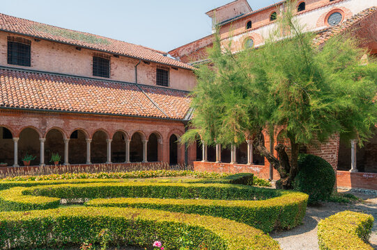 Clo&icirc;tre de l'abbaye de Staffarda avec jardin &agrave; la fran&ccedil;aise, Pi&eacute;mont