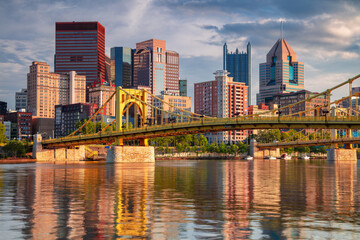Fototapeta premium Pittsburgh, Pennsylvania, USA. Cityscape image of Cleveland, Ohio at beautiful summer sunset.