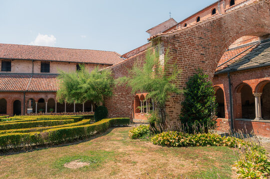 Clo&icirc;tre de l'abbaye de Staffarda avec jardin et arcades en brique