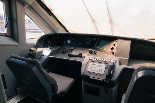 Cabine de conduite d'une locomotive dans un mus&eacute;e du train &agrave; Savigliano