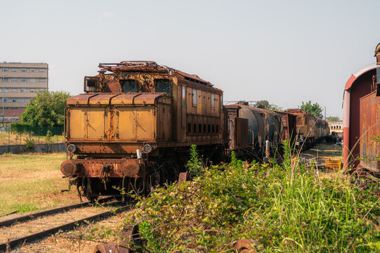 Locomotive &eacute;lectrique abandonn&eacute;e dans un d&eacute;p&ocirc;t ferroviaire rouill&eacute;