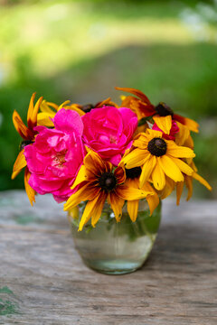 Beautiful bouquet with yellow margaritas and red roses  on green background	