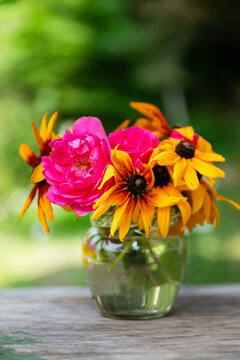 Beautiful bouquet with yellow margaritas and red roses  on green background	