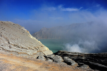 intérieur du cratère du volcan Kawa Ijen et ses fumées de soufre. © Pauline