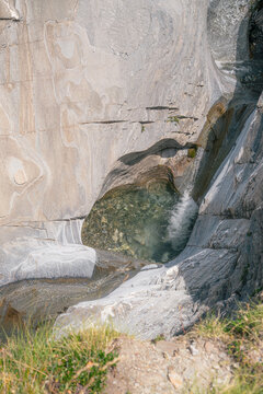 Cascade naturelle dans une gorge rocheuse au Queyras