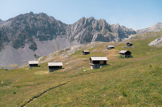 Cabanes d'alpage isol&eacute;es au pied des sommets rocheux du Queyras