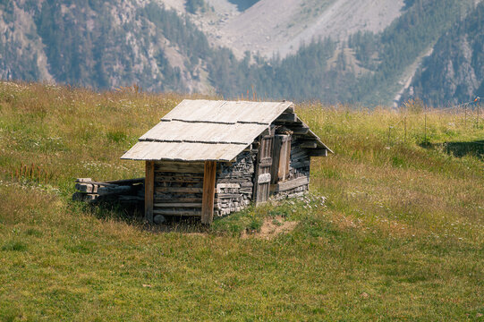 Cabane en bois de montagne avec b&ucirc;ches empil&eacute;es, Queyras