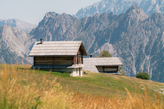 Chalet d'alpage en bois face aux sommets du Queyras
