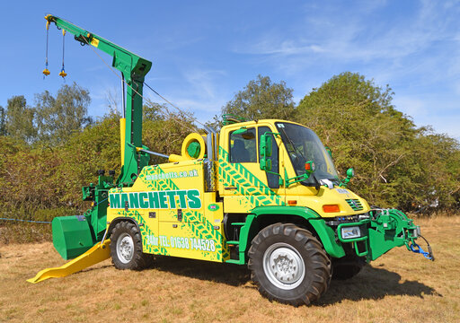 Mercedes-Benz Unimog U500 off-road recovery with rear-mounted hydraulic crane-winching