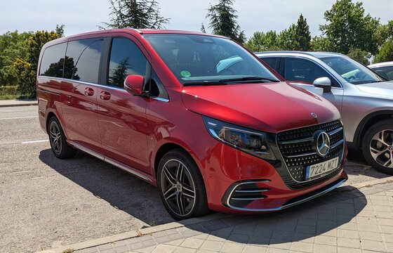 Vista en perspectiva de una furgoneta de pasajeros  Mercedes-Benz Vito Tourer aparcado en una calle de Madrid, Espa&ntilde;a, 6 de junio de 2026
