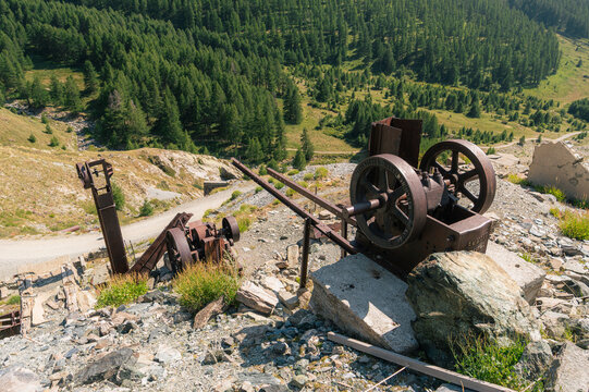 Vestiges de machines mini&egrave;res rouill&eacute;es en montagne, Queyras
