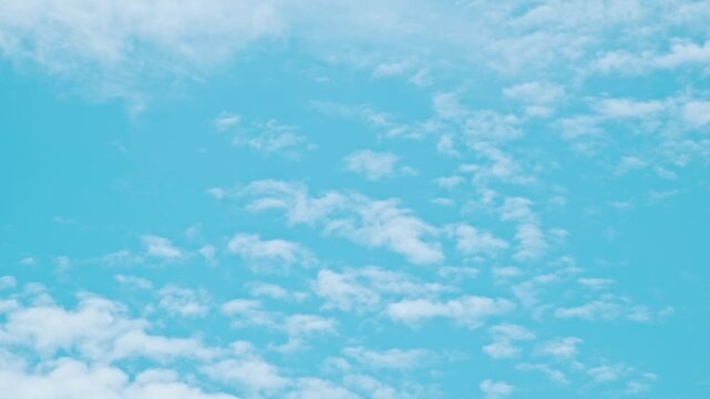 明るい青空と一面に美しく広がる白い雲