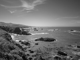 Fototapeta premium Monochrome view of the rocky Sonoma Coast in California
