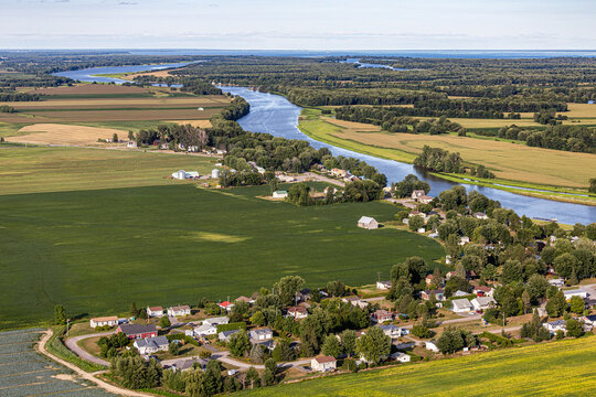 Vue a&eacute;rienne de Bertierville sur le bord du Fleuve Saint-Laurent