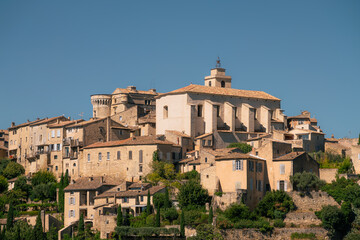 Fototapeta premium Village perché de Gordes en Provence sous un ciel bleu, Vaucluse