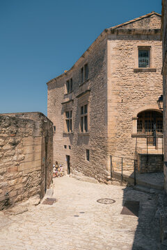 Ruelle pav&eacute;e et fa&ccedil;ade en pierre &agrave; Les Baux-de-Provence