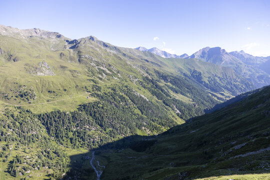 Beeindruckende Berglandschaft mit gr&uuml;nen H&auml;ngen und schroffen Gipfeln