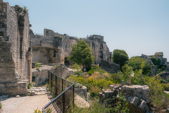 Ruines du ch&acirc;teau des Baux-de-Provence sous un ciel bleu d'&eacute;t&eacute;