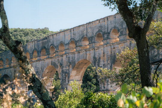 Pont du Gard, aqueduc romain antique entoure de verdure
