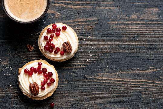 Mini tartlets with mascarpone, cranberry and pecan nuts