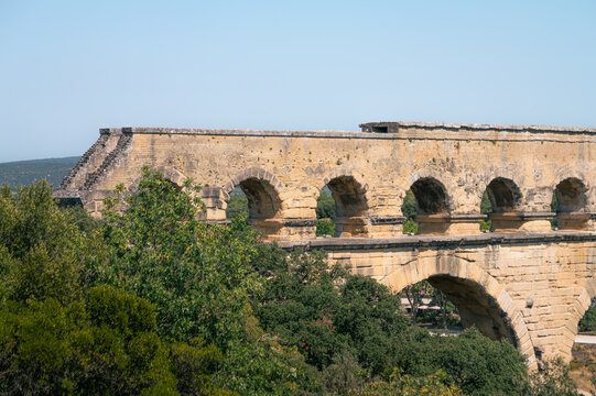 Pont du Gard, aqueduc romain surplombant la v&eacute;g&eacute;tation