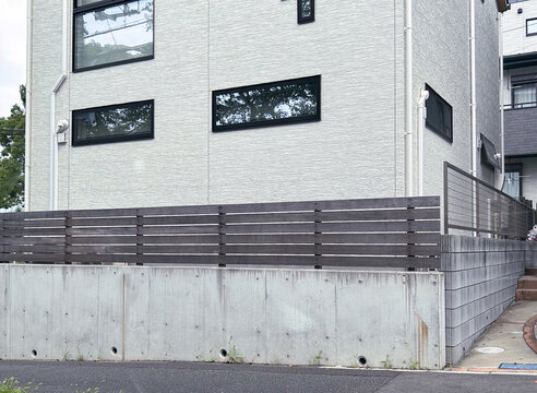 戸建て住宅の目隠しフェンス