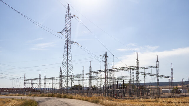 Subestaci&oacute;n el&eacute;ctrica con gran torre bajo cielo azul
