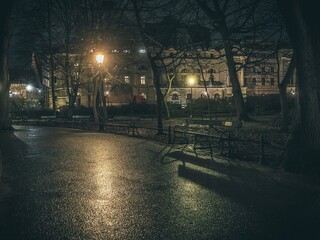 Nocny spacer krakowskimi Plantami w deszczową aurę. Nastrojowe oświetlenie latarń miejskich, architektura Teatru im. Juliusza Słowackiego, krakowskie dziedzictwo i turystyka kulturowa. © Henryk Niestrój