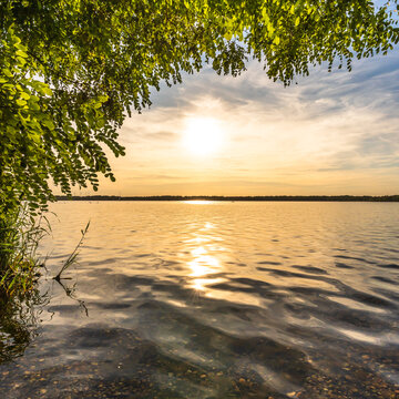 Ein wundersch&ouml;ner Sonnenuntergang am Cospudener See in Leipzig im Sommer
