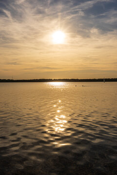 Ein wundersch&ouml;ner Sonnenuntergang am Cospudener See in Leipzig im Sommer