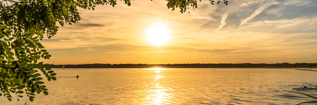 Ein wundersch&ouml;ner romantischer Sonnenuntergang am Cospudener See in Leipzig im Sommer