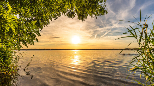 Ein wundersch&ouml;ner romantischer Sonnenuntergang am Cospudener See in Leipzig im Sommer