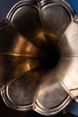 Close Up of Vintage Gramophone Needle Playing Vinyl Record in Dark Studio © Mateo