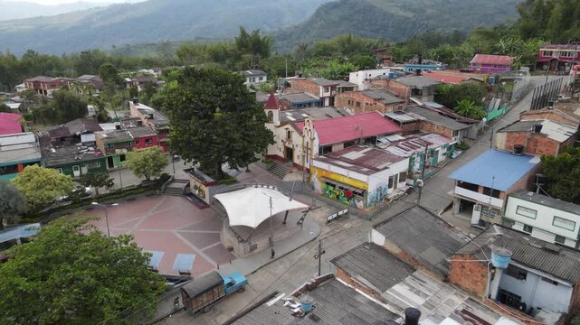 alejamiento con dron desde el parque de Tunungua Boyaca
