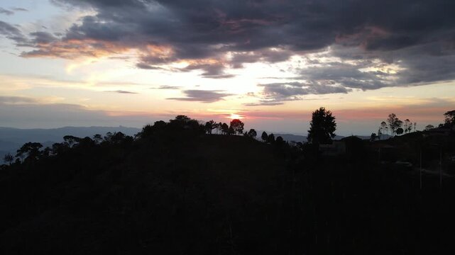 atardecer entre monta&ntilde;as