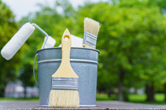 塗装道具と晴れた日の公園｜リフォーム・塗装業者・DIY イメージ