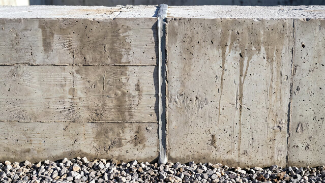 コンクリート擁壁の目地シーリングと砕石敷きの継ぎ目