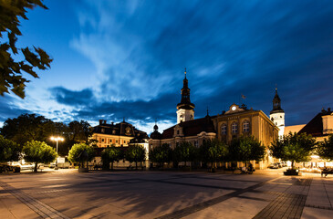 Pszczyński rynek w nocnym świetle latarń ulicznych © kubikactive