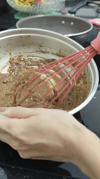 Close-up de Massa de Bolo de Chocolate Sendo Batida e Misturada com Batedor Fouet Manual na Cozinha