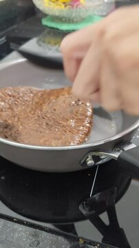 Close-up em C&acirc;mera Lenta Virando uma Panqueca de Chocolate na Frigideira