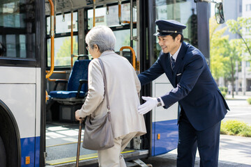 Fototapeta premium バス運転手が高齢女性をやさしく介助