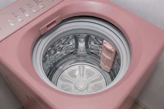 おしゃれで可愛いパステルピンクデザインの縦型洗濯機の内部（ステンレス槽）