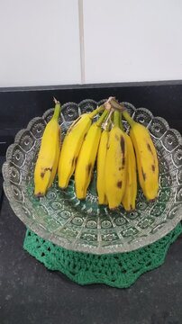 pegando uma manga na fruteira da cozinha, alimenta&ccedil;&atilde;o saud&aacute;vel 