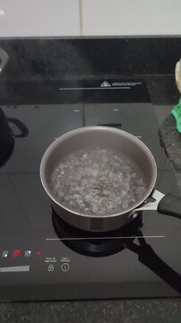 fervendo agua em fog&atilde;o de indu&ccedil;&atilde;o