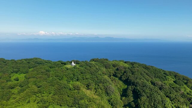 深い緑と青い海　新潟県の最北端に浮かぶ　粟島から佐渡を見た風景