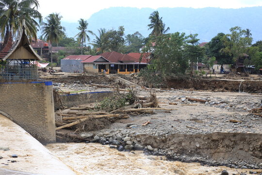 The major damage caused by flash floods in Padang City that occurred in December 2025 brought large logs from the hills and destroyed everything in its path.
