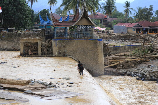 The major damage caused by flash floods in Padang City that occurred in December 2025 brought large logs from the hills and destroyed everything in its path.