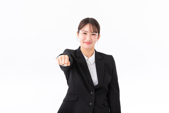元気なスーツの若い女性