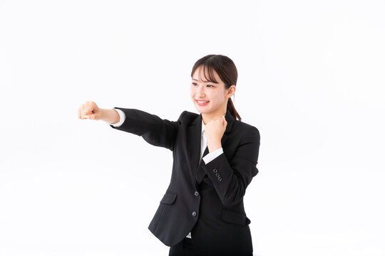 パンチをするスーツの若い女性