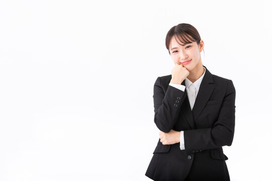 考える若いスーツの女性